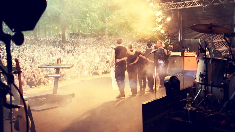 Un groupe sur scène lors d'un festival de musique