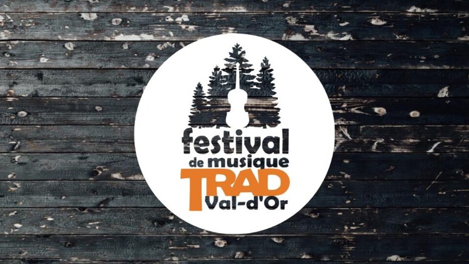 Le logo avec un dessin de guitare dans des sapins.