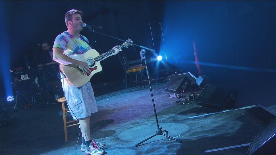 Un participant au 24e Festival de la chanson de Saint-Ambroise