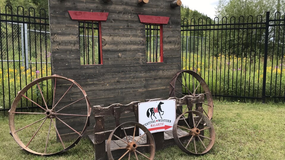Une décoration de style western avec une affiche indiquant Festival western de Malartic.
