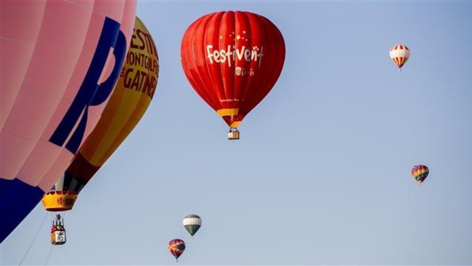 Des montgolfières après le décollage à Lévis.
