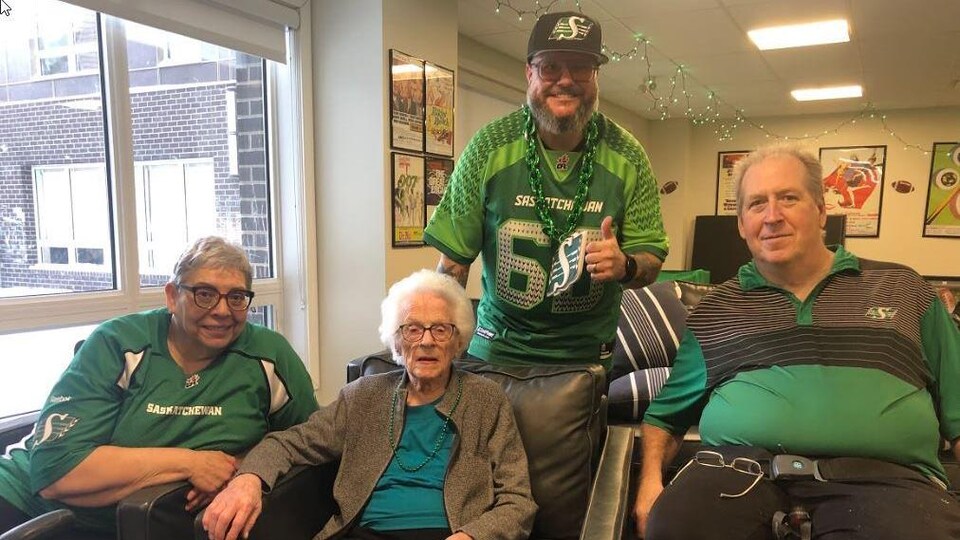 De gauche à droite Wendy Mitchell, Laurette Parent, Jansen Anderson et Tim Shawenberg au Harbour Landing Village de Regina.