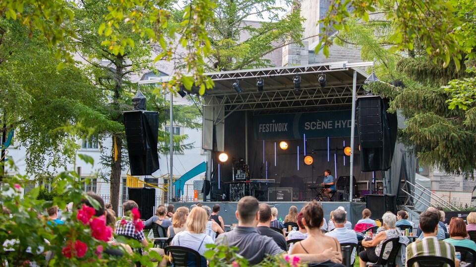 Une scène extérieure de spectacle.