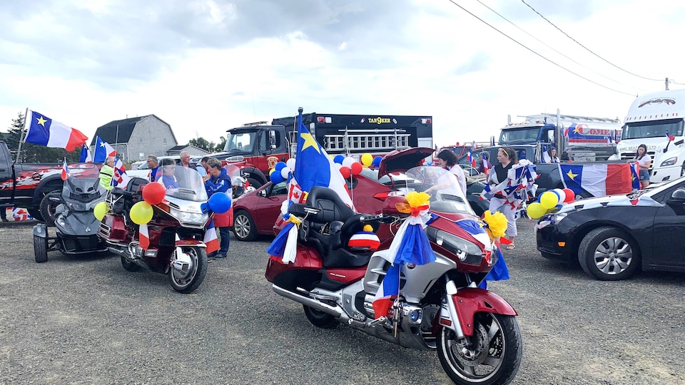 Motos décorées de drapeaux acadiens.