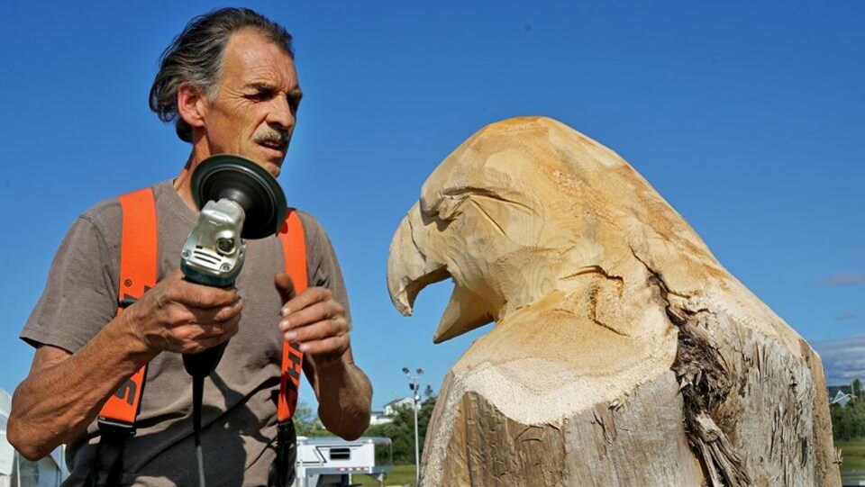 Le sculpteur sur bois Gaétan Pelletier sculpte un aigle.
