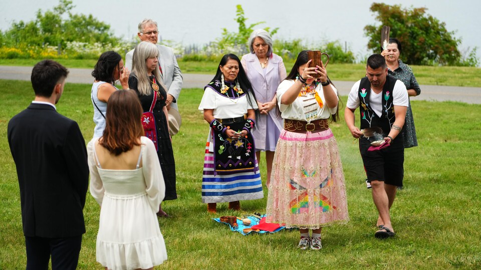 Mary Simon est entourée de quelques représentants de communautés autochtones.