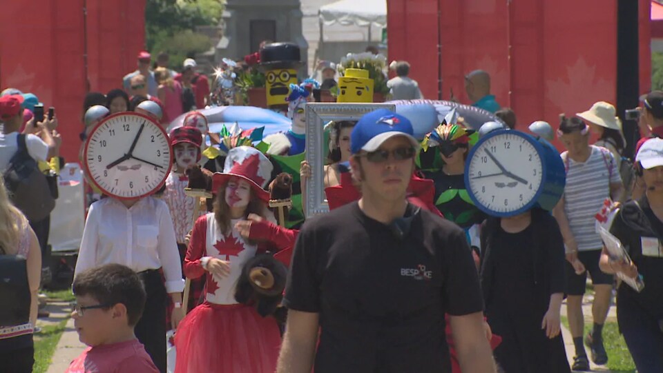 Une foule de gens, dont plusieurs portes des costumes.