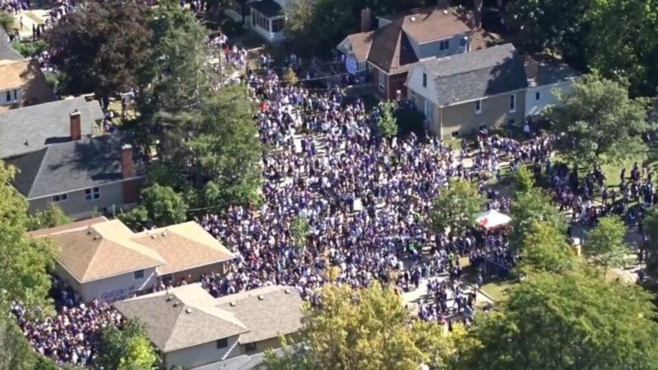 Plus de 20 000 personnes prennent part à une fête étudiante dans le Sud-Ouest de l'Ontario.