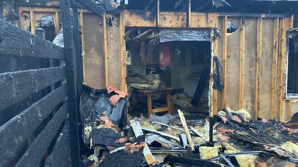 Une façade noircie par un incendie.