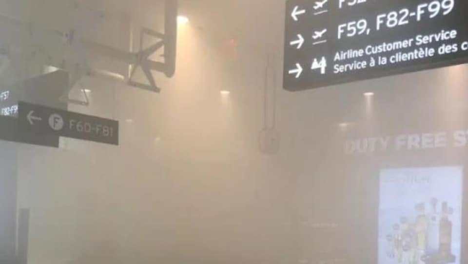 De la fumée dans un terminal d'aéorport