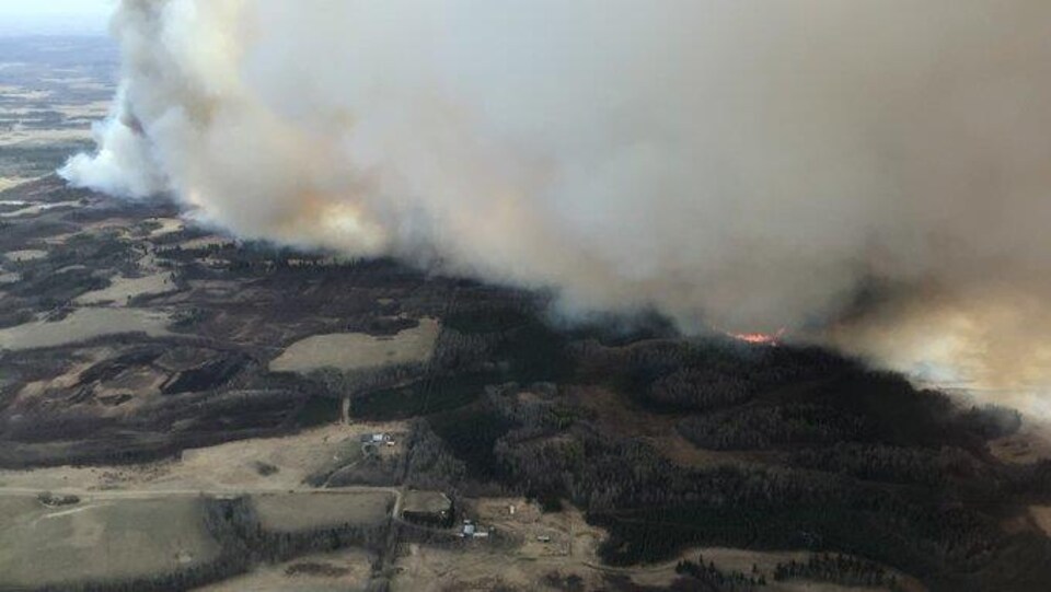 Le feu fait rage en Alberta.