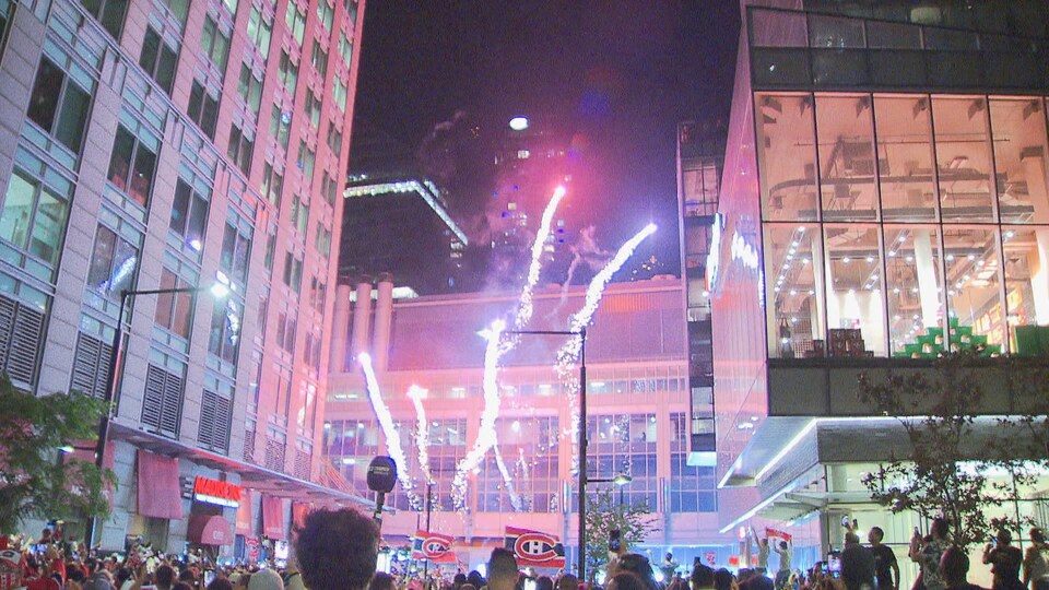 Des Feux D Artifice Tires Au Centre Ville De Montreal Qui Font Craindre Le Pire Radio Canada Ca