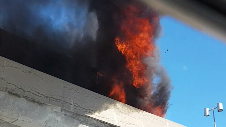 Retour A La Normale A L Intersection De L A 15 Et De L A 40 Apres L Incendie D Un Camion Benne Radio Canada Ca