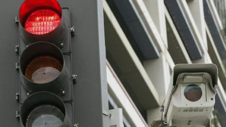 Griller Un Feu Rouge Camera De Surveillance Des caméras aux feux rouges donneront des amendes pour excès de vitesse