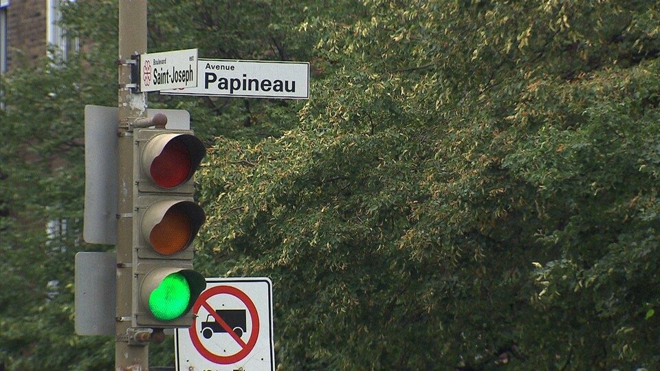 Un feu vert à l'intersection du boulevard Saint-Joseph et de l'avenue Papineau, sur le Plateau-Mont-Royal