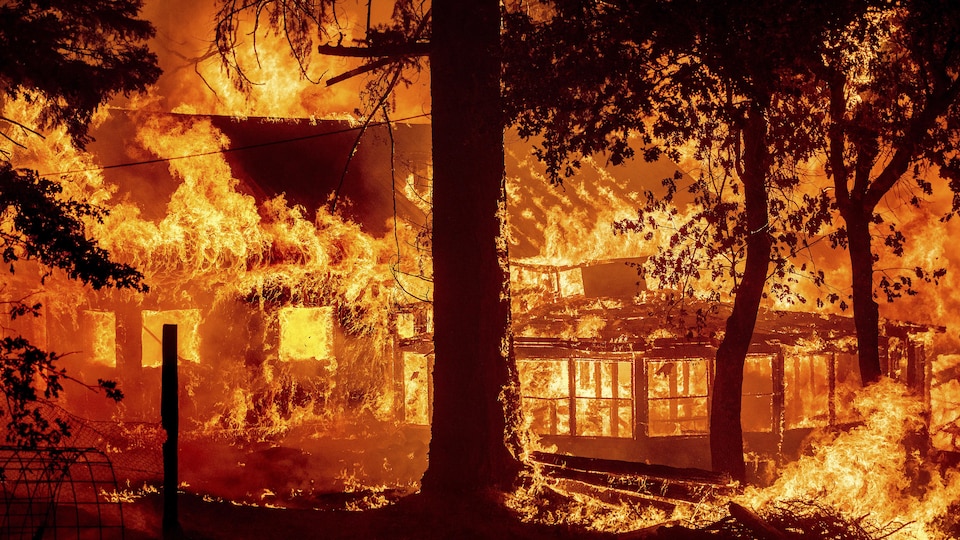 Une maison engloutie par les flammes.