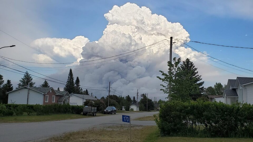 La fumée d'un feu de forêt vu d'un quartier résidentiel.