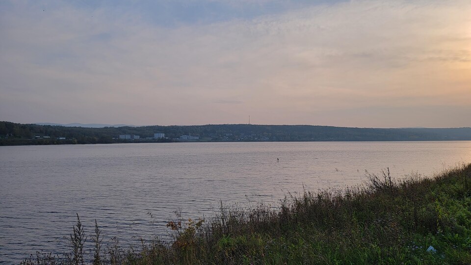 Un nuage de fumée encombre le ciel de Gaspé.