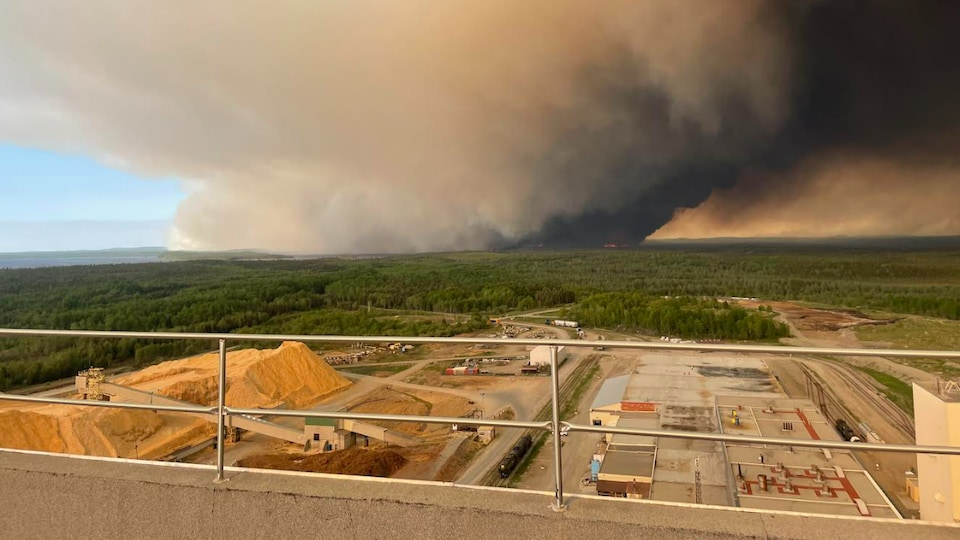 LebelsurQuevillon le feu passe à quelques centaines de mètres de l