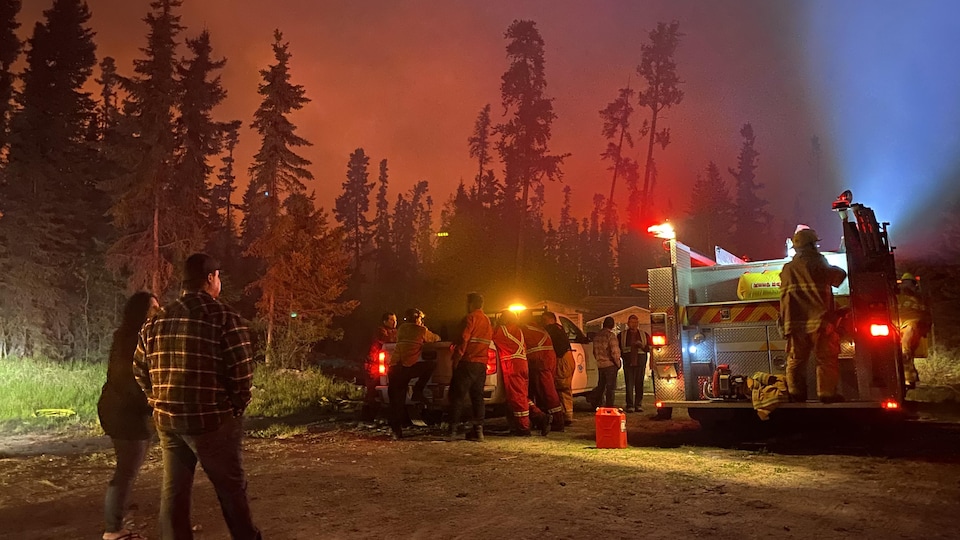 Des pompiers tentent d'éteindre le feu de forêt près de Stanley Mission, en Saskatchewan, au début juin 2022.