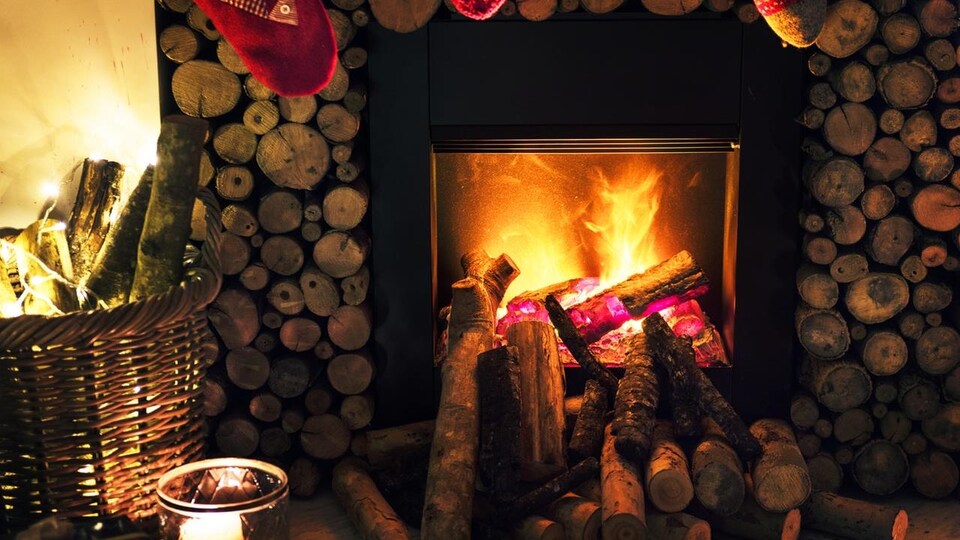 Un feu de foyer dans le temps des Fêtes.