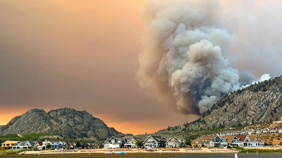 Une colonne de fumée s'élève du feu de forêt Nk'Mip Creek près d'Oliver dans la vallée de l'Okanagan.