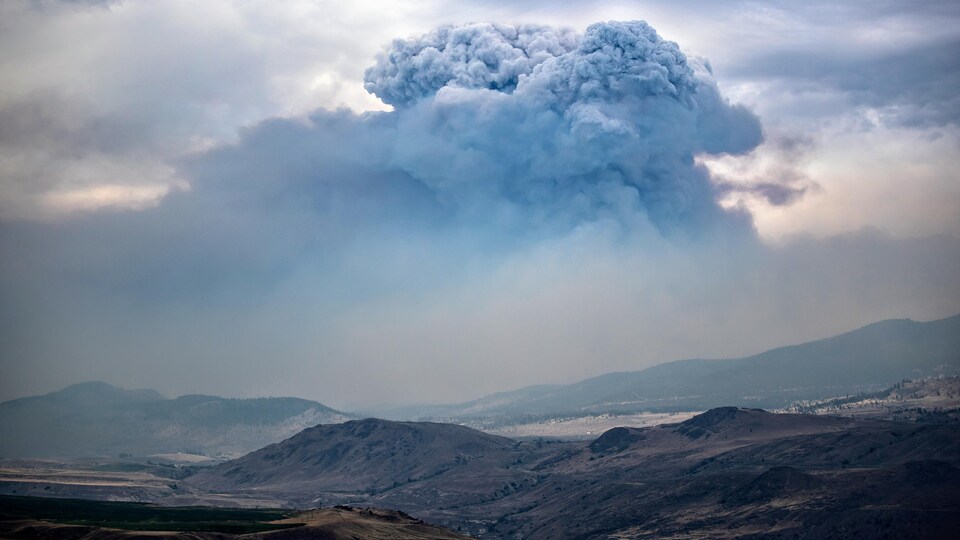 Un immense nuage causé par la fumée des feux de forêt plombe des vallées dans la région de l'Intérieur, en Colombie-Britannique.