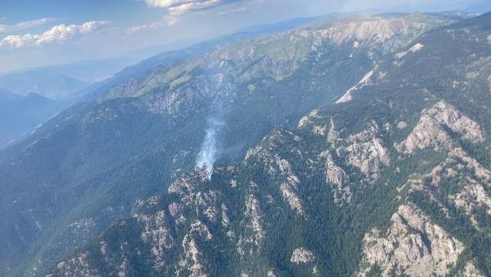 Un incendie près de Lillooet, en Colombie-Britannique, déclenché par la foudre entre le 10 et le 13 août.
