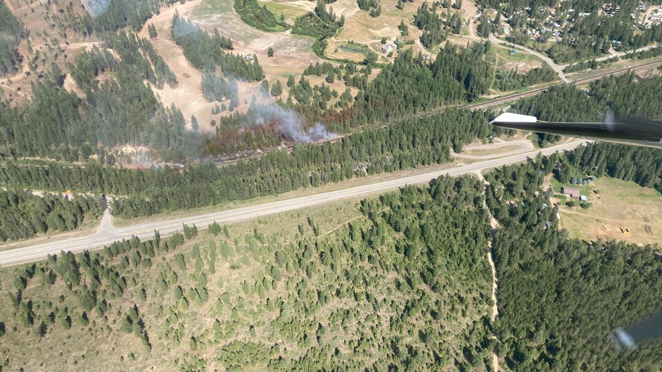 Vue du ciel de la fumée s'échappe d'une forêt.