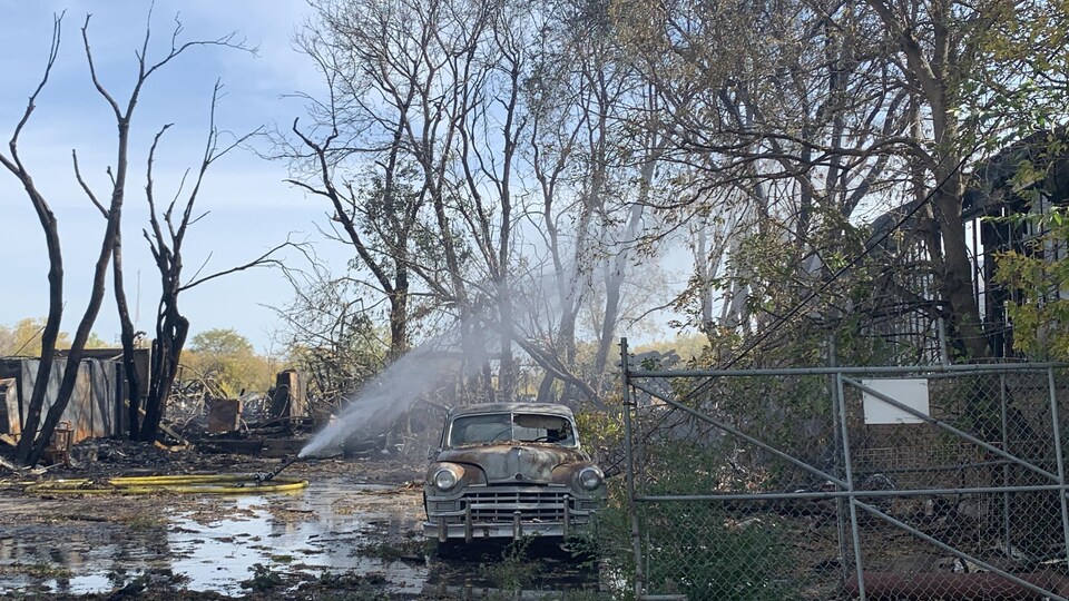 Une voiture calcinée après un incendie dans le quartier Point Douglas à Winnipeg, le 29 septembre 2021.