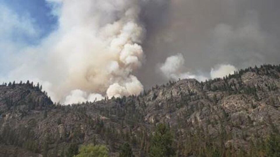 Un panache de fumée du feu Inkaneep Creek près d'Osoyoos dans l'Okanagan, le 23 juillet 2021.