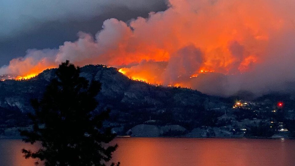 Une montagne en flammes avec beaucoup de fumée.