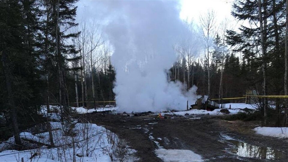 Une résidence a été complètement détruite à Pikangikum en 2016.