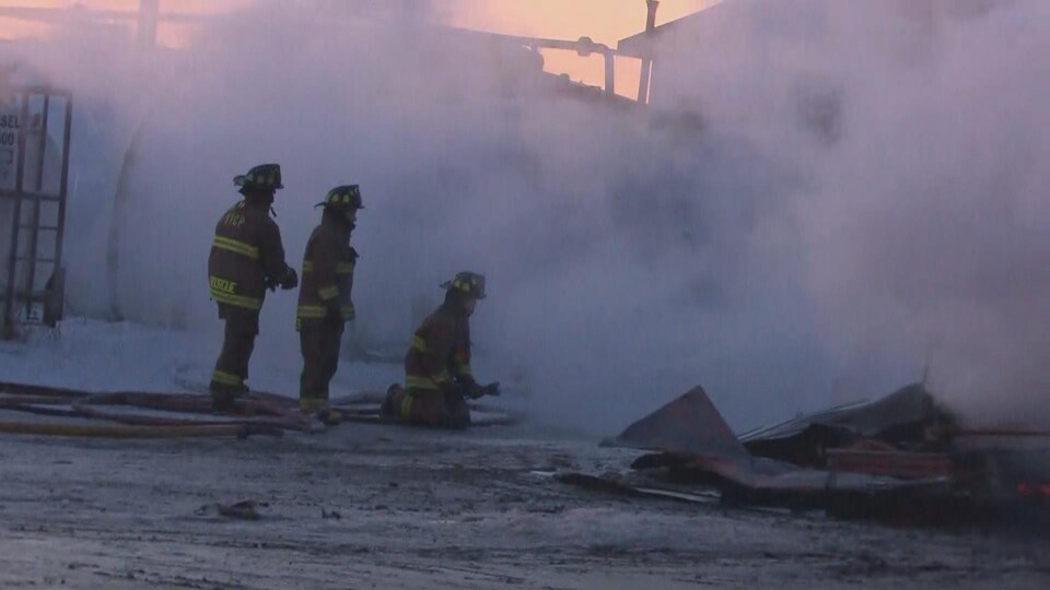 Des pompiers tentent d'éteindre un feu dans une usine près de Cap-Pelé au Nouveau-Brunswick.