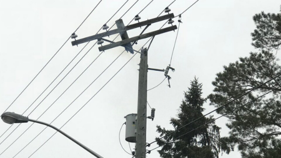 Un poteau d'électricité décapité.