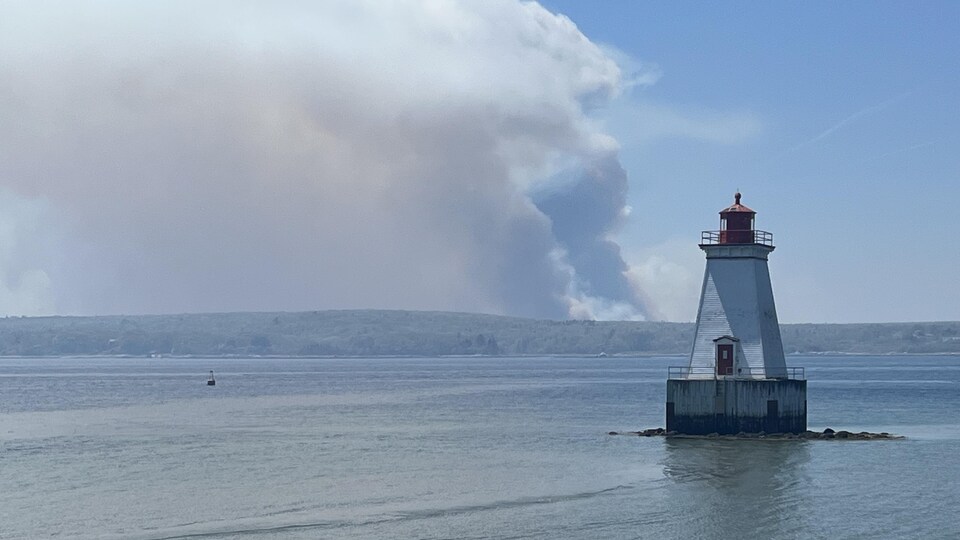 Un panache de fumée s'élève près de Shelburne dans le sud-ouest de la Nouvelle-Écosse. 