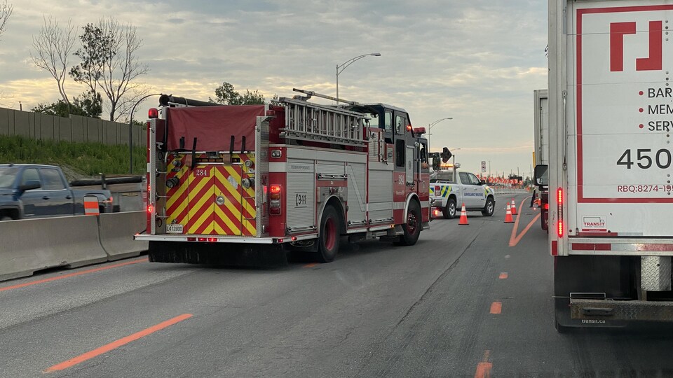 Un camion de pompiers bloque deux voies.