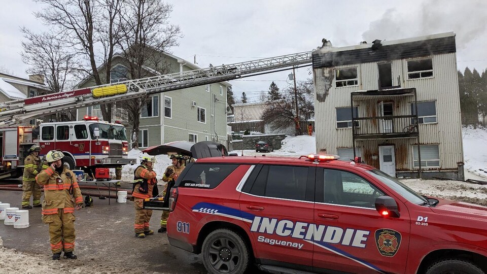 Des pompiers éteignent un feu.