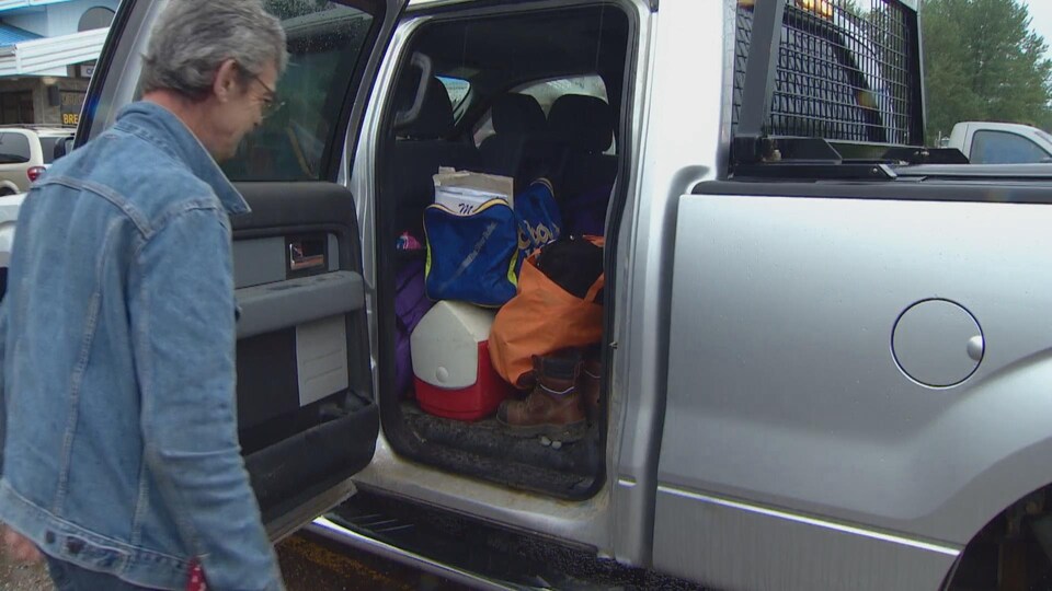 Richard McLean à côté de son camion.