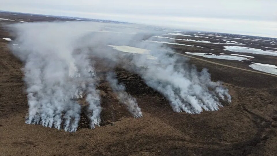 De la fumée et des feux dans un secteur reculé des Territoires du Nord-Ouest