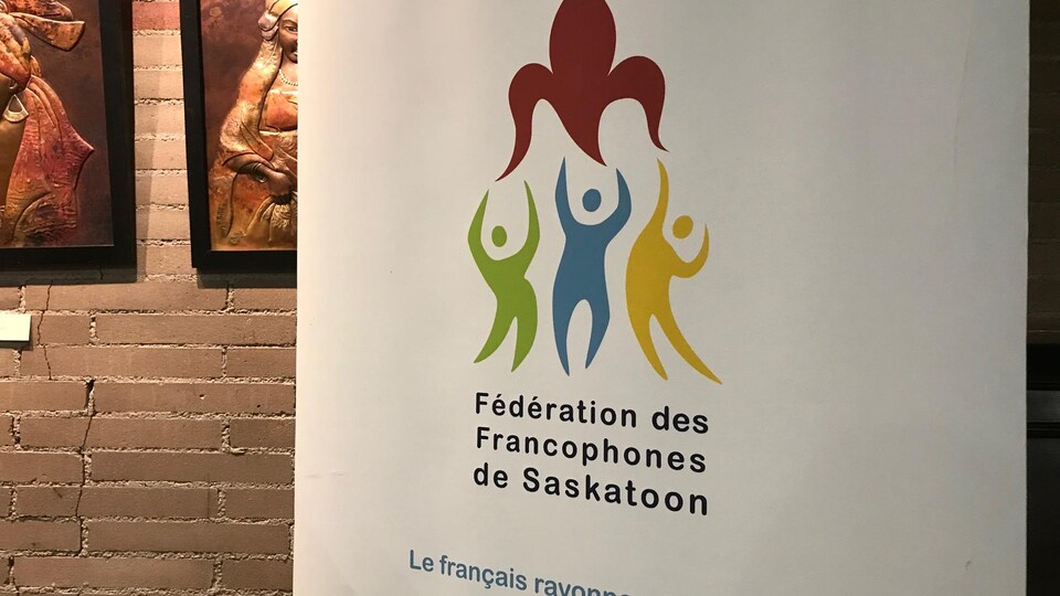 Affiche de la Fédération des francophones de Saskatoon (FFS) avec le logo.