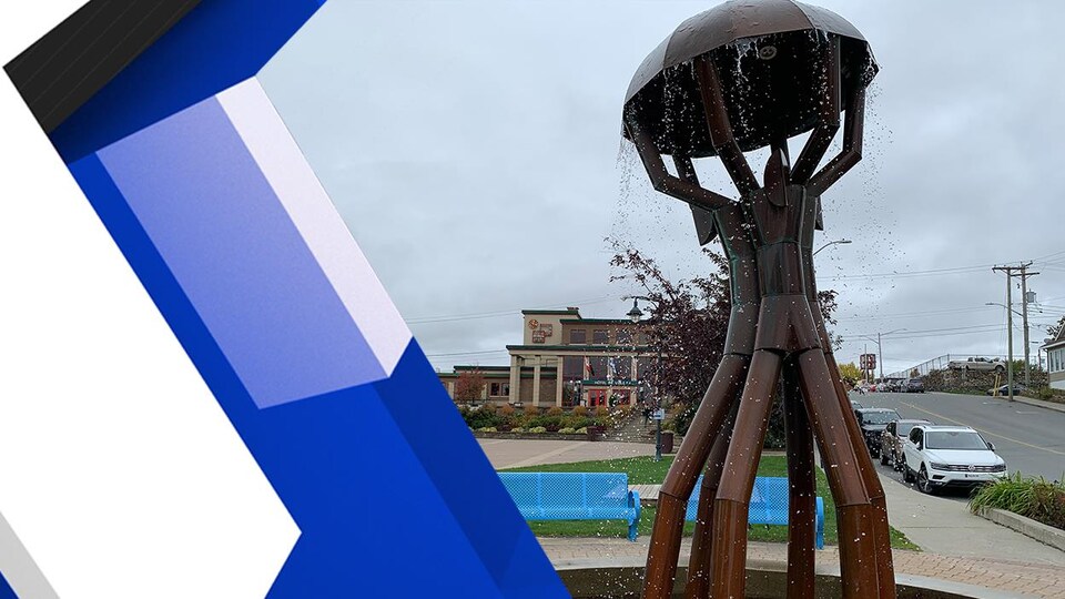 L'eau tombe d'une fontaine près de l'hôtel de ville de Rouyn-Noranda.
