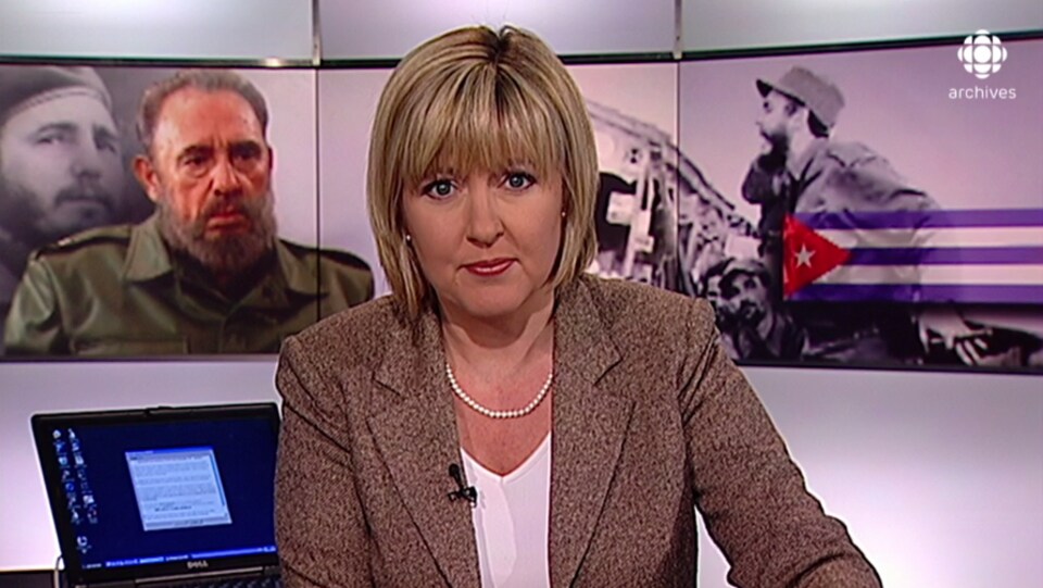 Pascale Nadeau anime le bulletin de nouvelles. Photos de Fidel Castro en arrière-plan. 