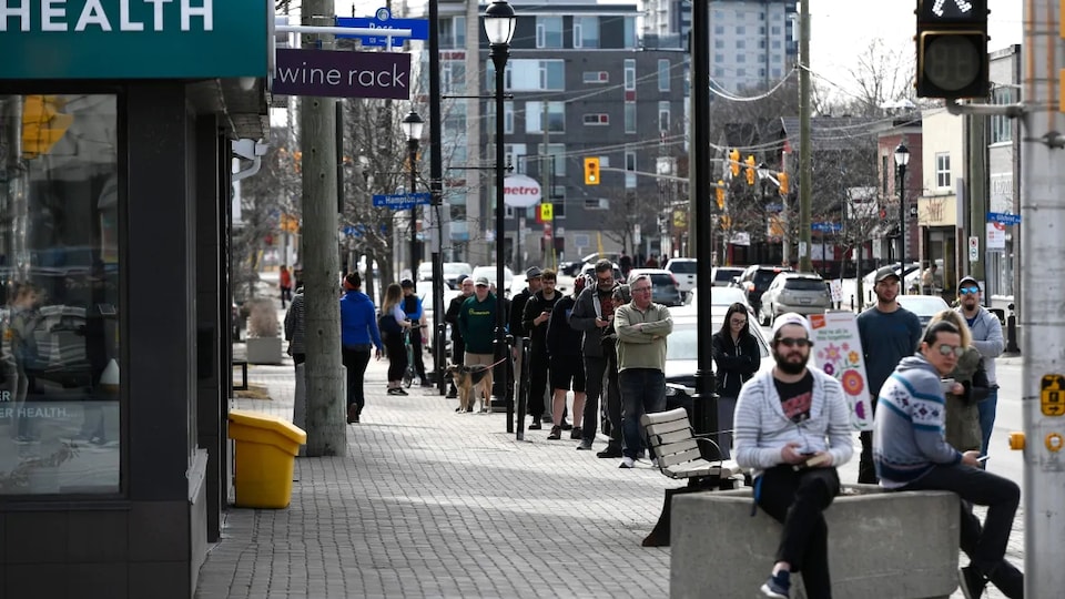 Une file d'attente devant un magasin de cannabis d'Ottawa.