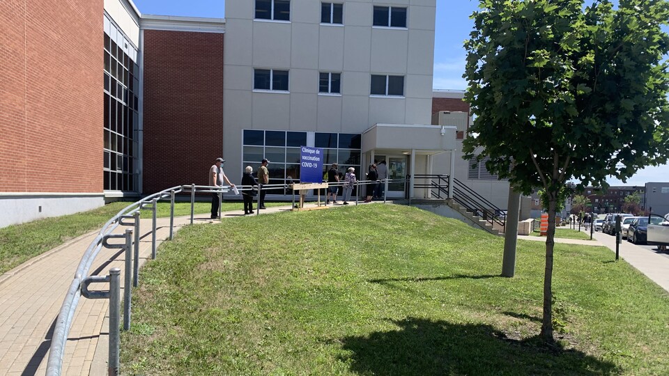 Une première dose du vaccin pour 70 de la population en Abitibi