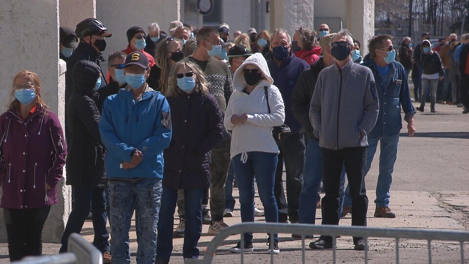 Des gens en file à la Bâtisse industrielle.