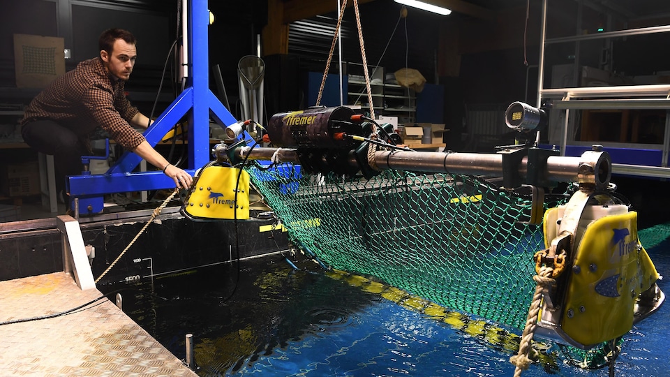 L'ingénieur Julien Simon du Laboratoire de technologie et biologie halieutique de l'IFREMER teste les filets de pêche intelligents. 
