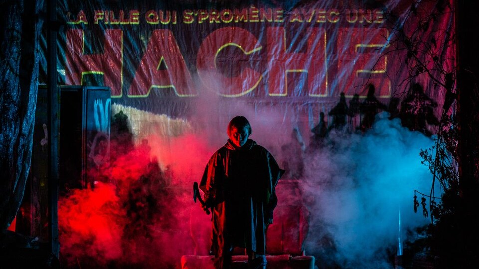 Une scène de la pièce de théâtre « La fille qui s’promène avec une hache »