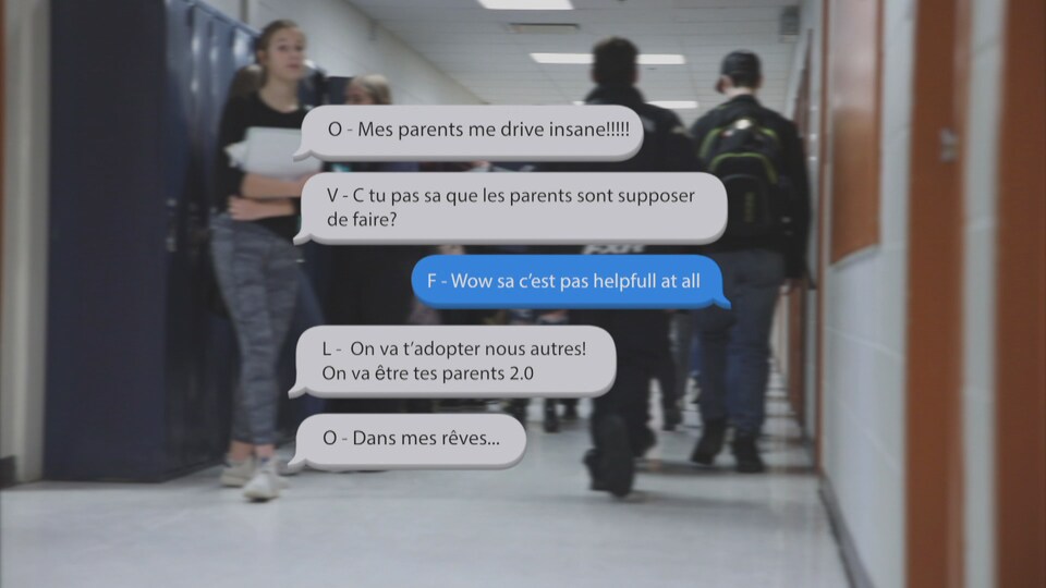 Des messages textes défilent à l'écran sur des images d'élèves dans un couloir de l'école