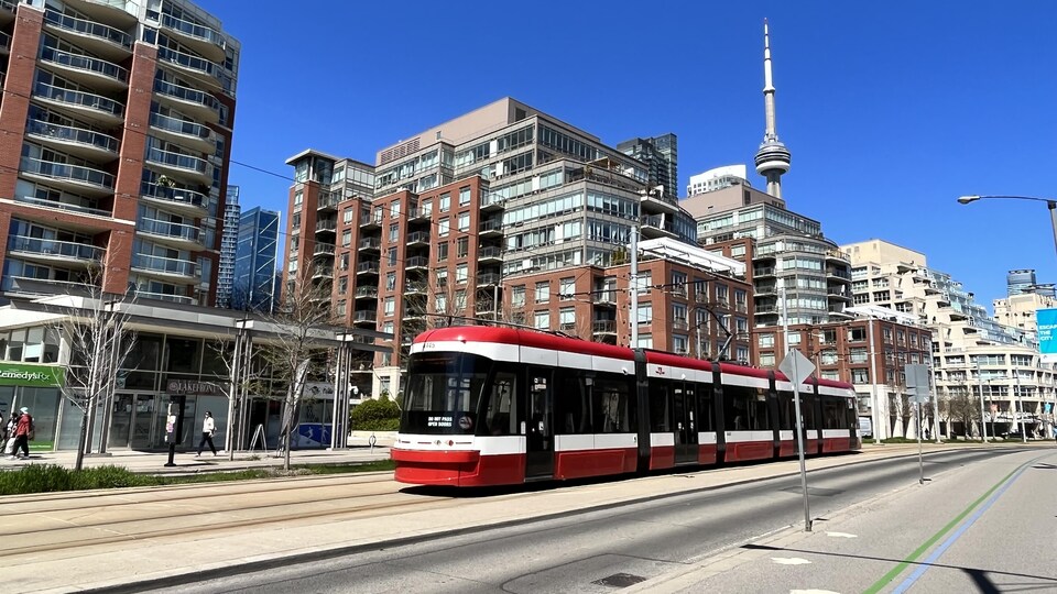 Un tramway traverse le centre-ville de Toronto.